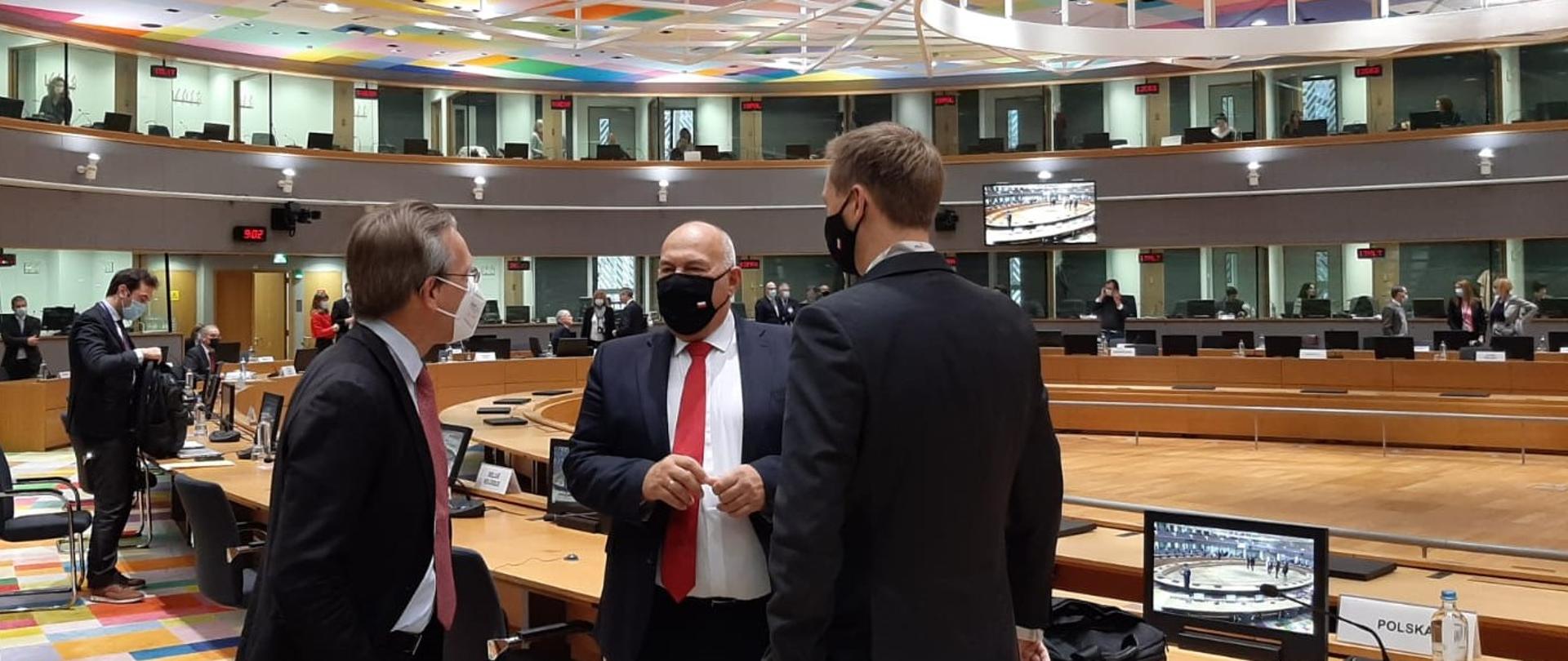 Minister Tadeusz Kościński rozmawia podczas posiedzenia Rady ECOFIN w Brukseli 