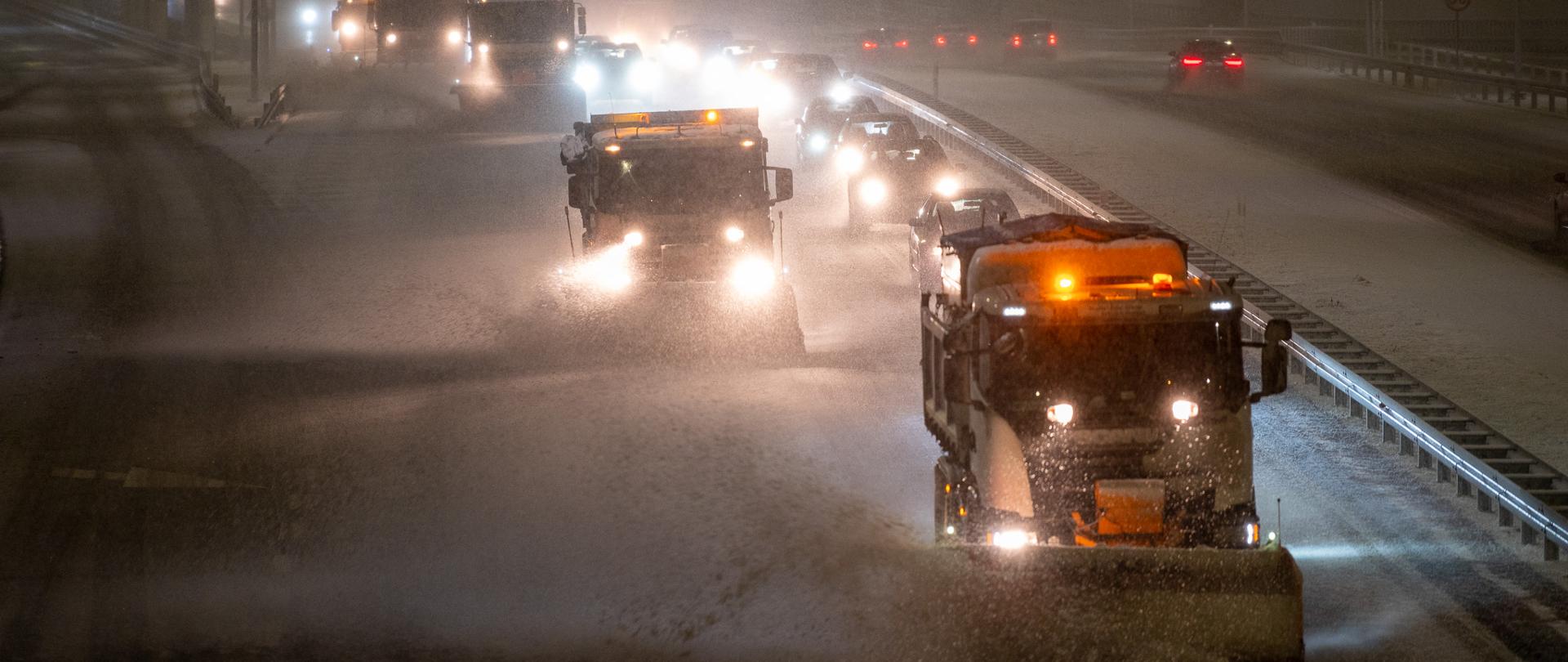 Droga ekspresowa S8 - trwające odśnieżanie.