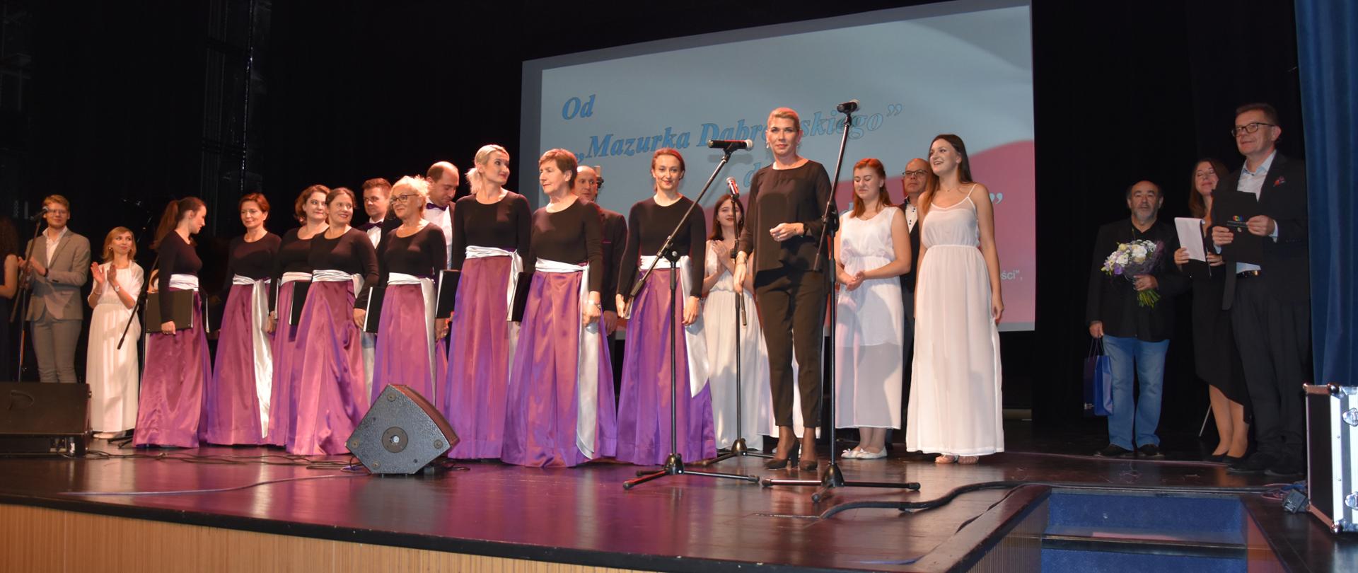Artyści w trakcie koncertu Od "Mazurka Dąbrowskiego” do „Ody do radości”.