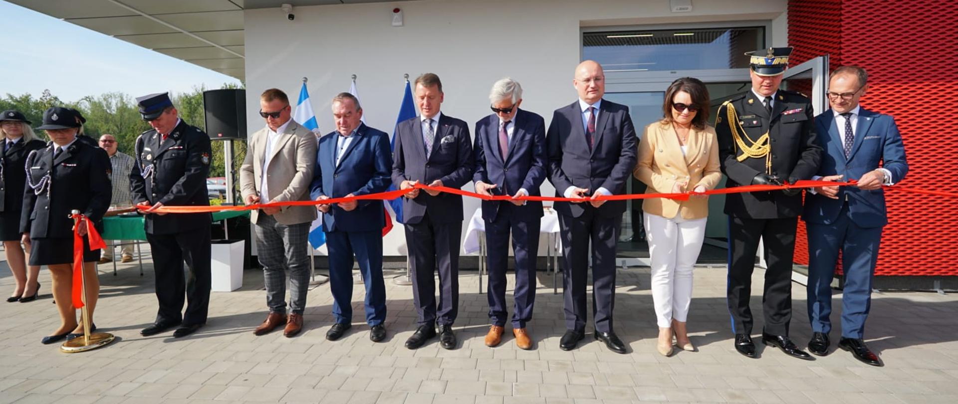 Zaproszeni goście dokonują symbolicznego otwarcia strażnicy poprzez przecięcie wstęgi