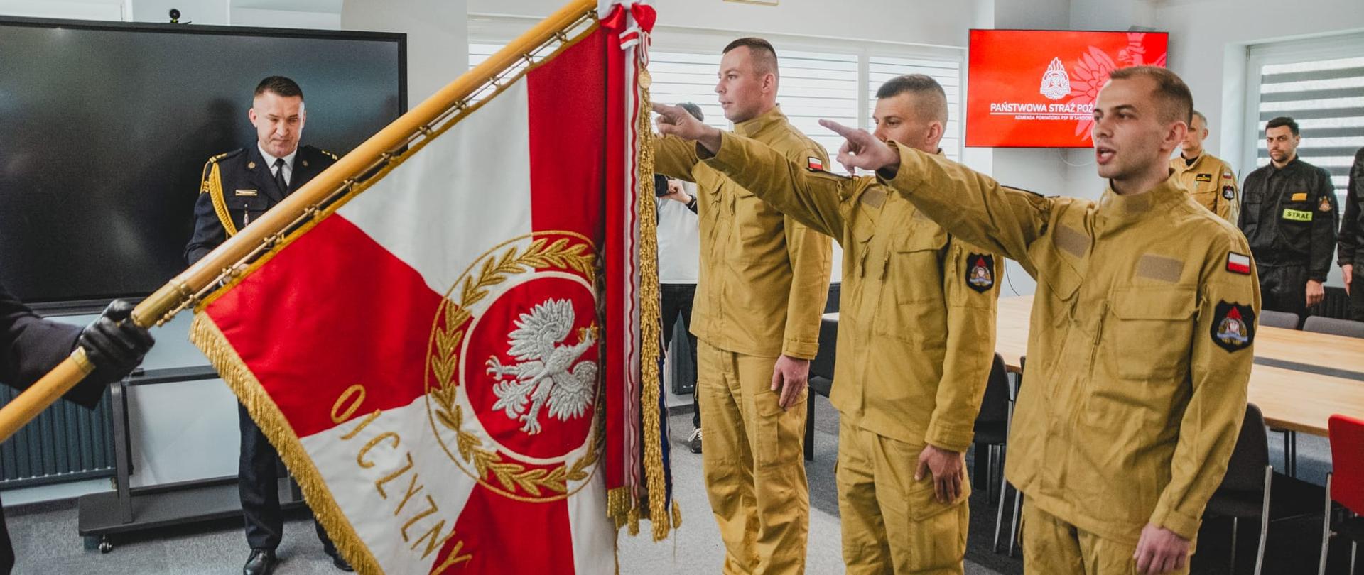 Ślubowanie nowo przyjętych strażaków w Komendzie Powiatowej Państwowej Straży Pożarnej w Sandomierzu