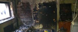 Widok pomieszczenia zniszczonego w wyniku pożaru. 