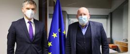 Minister rozwoju i technologii Piotr Nowak stoi, po jego prawej stronie stoi wiceprzewodniczący wykonawczy Komisji Europejskiej Frans Timmermans