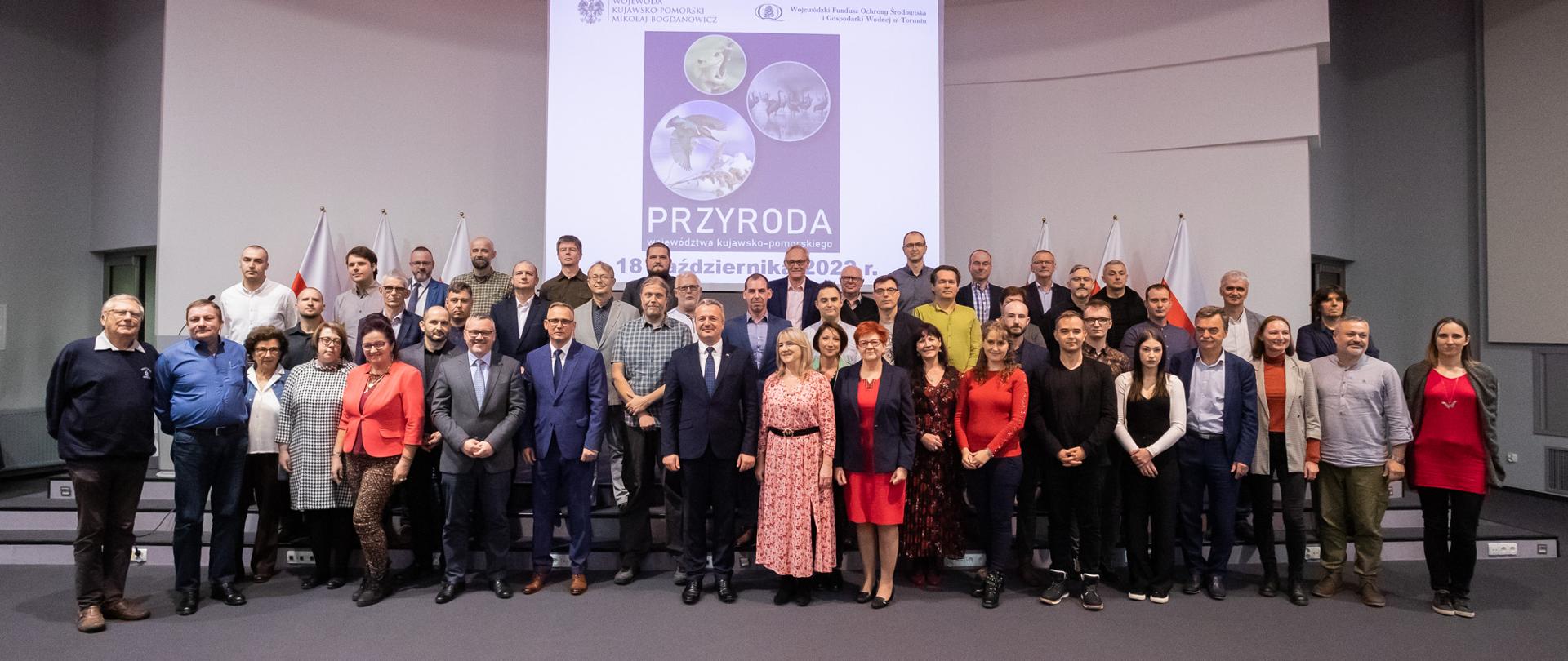 Wiele osób pozujących do wspólnego zdjęcia