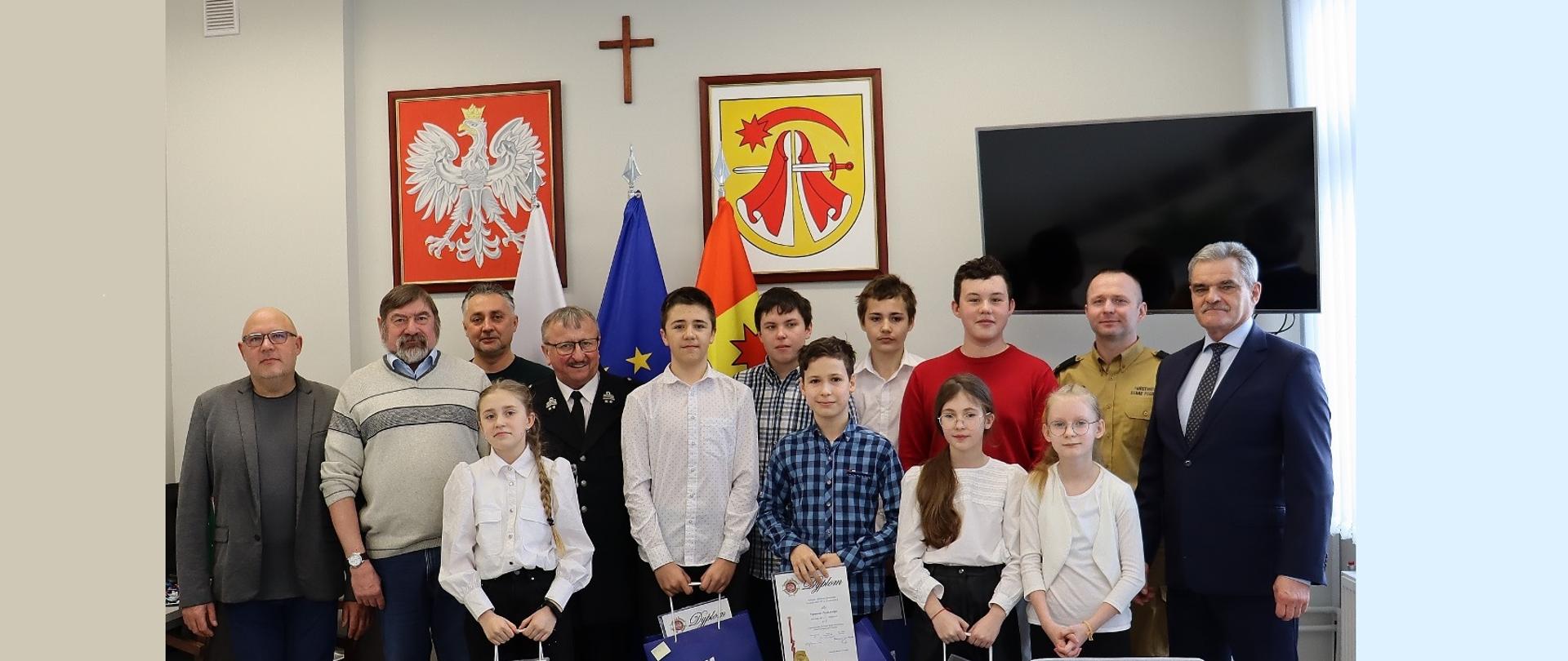 Zdjęcie przedstawia uczestników i organizatorów gminnego etapu ogólnopolskiego konkursu wiedzy pożarniczej w Gębocicach