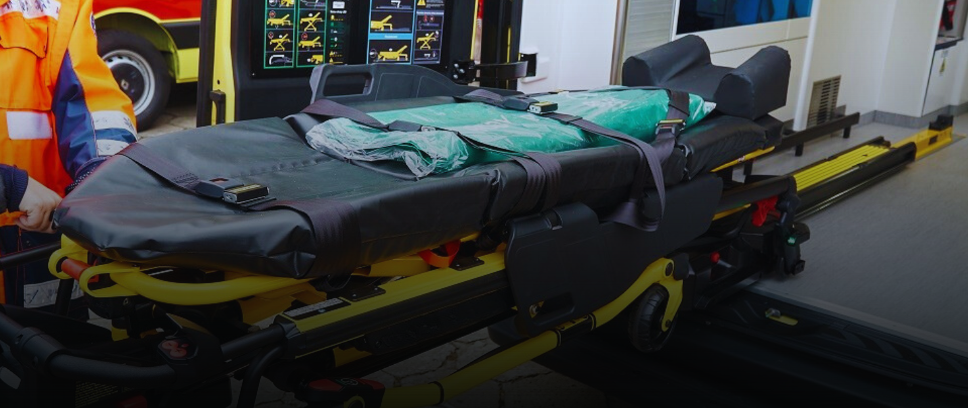 karetka pogotowia ratunkowego z noszami dla pacjentów otyłych