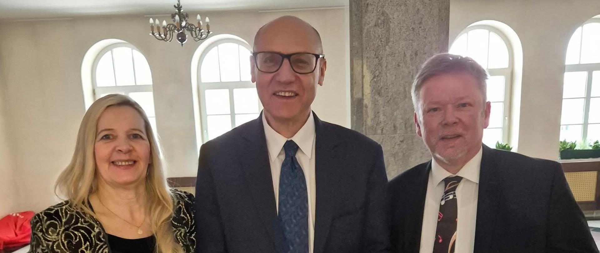 Na zdjęciu pozuje Anna Łyska, Wojciech Koliński i Bogdan Ocieszak. Stoją w korytarzu AM w Gdańsku.