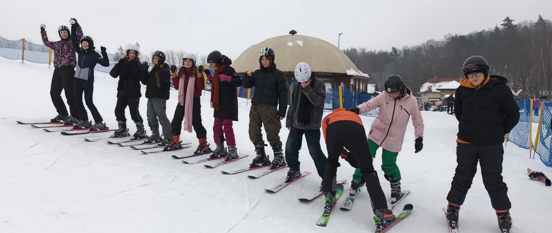 Młodzież na stoku narciarskim w Rąblowie.