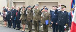 Przedstawiciele władz cywilnych i wojskowych stoją w szeregu.