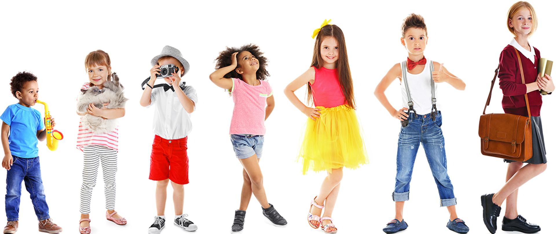 Zdjęcie przedstawia dzieci na białym tle w różnym wieku, ubrane w kolorowe ubrania.