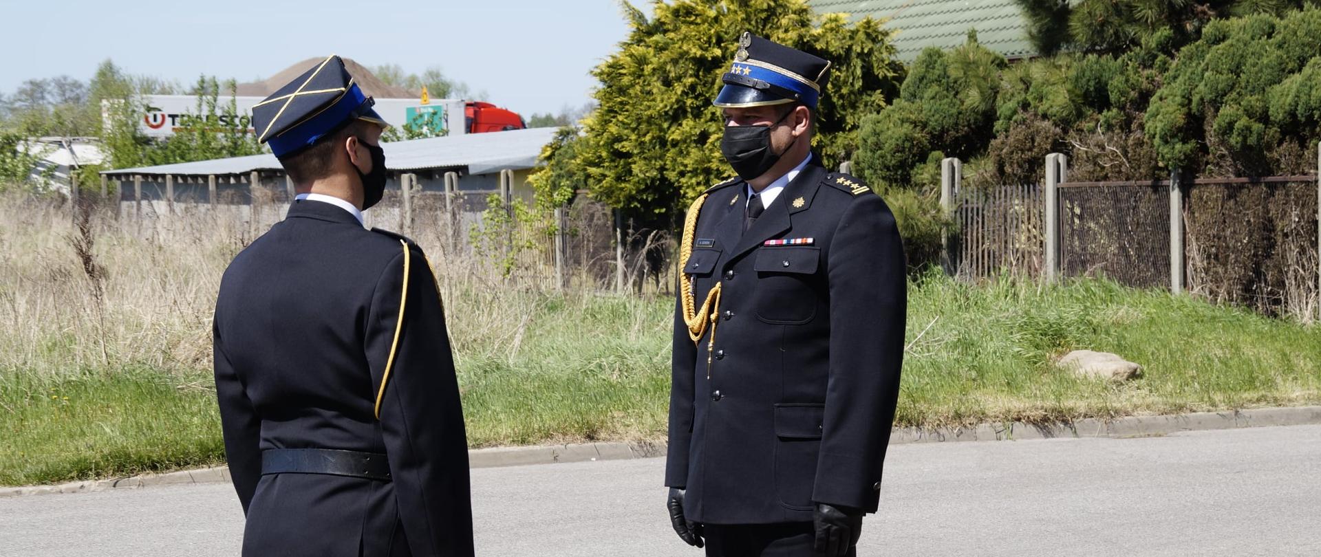 Zdjęcie przedstawia meldunek do Zastępcy Mazowieckiego Komendanta Wojewódzkiego PSP na rozpoczęcie uroczystości. 