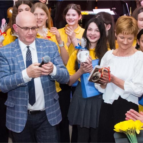 Zdjęcie przedstawia członków europejskiej orkiestry z Monachium wraz z opiekunami