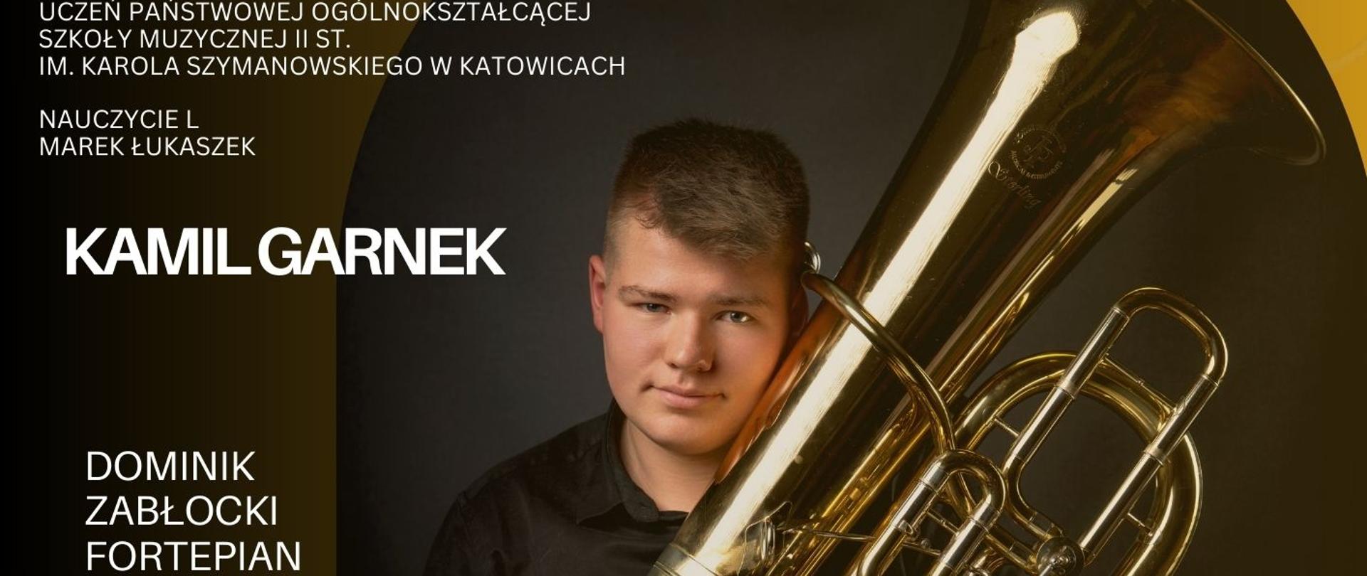 Plakat złote tło z W lewym górnym rogu białe logo szkoły według ustalonego znaku centralnie w owalnym kształcie na czarnym tle zdjęcie mężczyzny razem z dużą błyszczącą w kolorze złotym tubą napisy recital tubisty uczeń państwowej Ogólnokształcące tę szkołę muzycznej II stopnia mnie na Kalla Szymanowskiego w Katowicach nauczyciel Marcin Łukaszek Kamil garnek Dominik Zabłocki fortepian w programie Marcello Williams Gregor haddad 19 marca godzina 16:30 sala kameralna Państwowej Szkoły Muzycznej I stopnia im Jerzego Hellera w Głuchołazach
