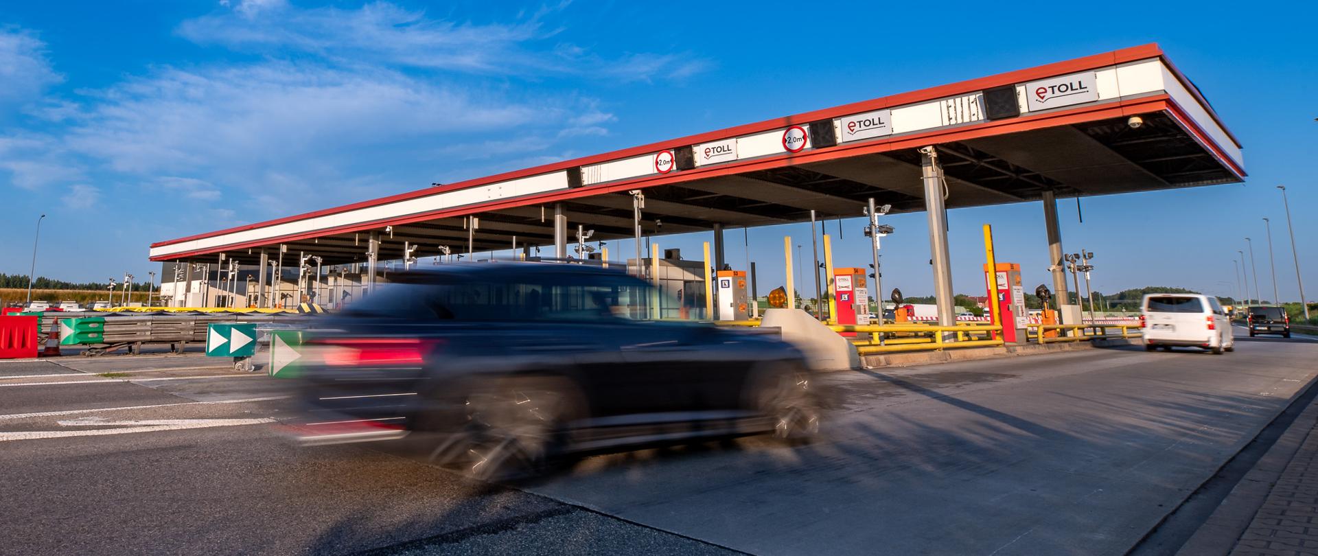 Pojazdy przejeżdżające przez punkt poboru opłat bez zatrzymywania się.