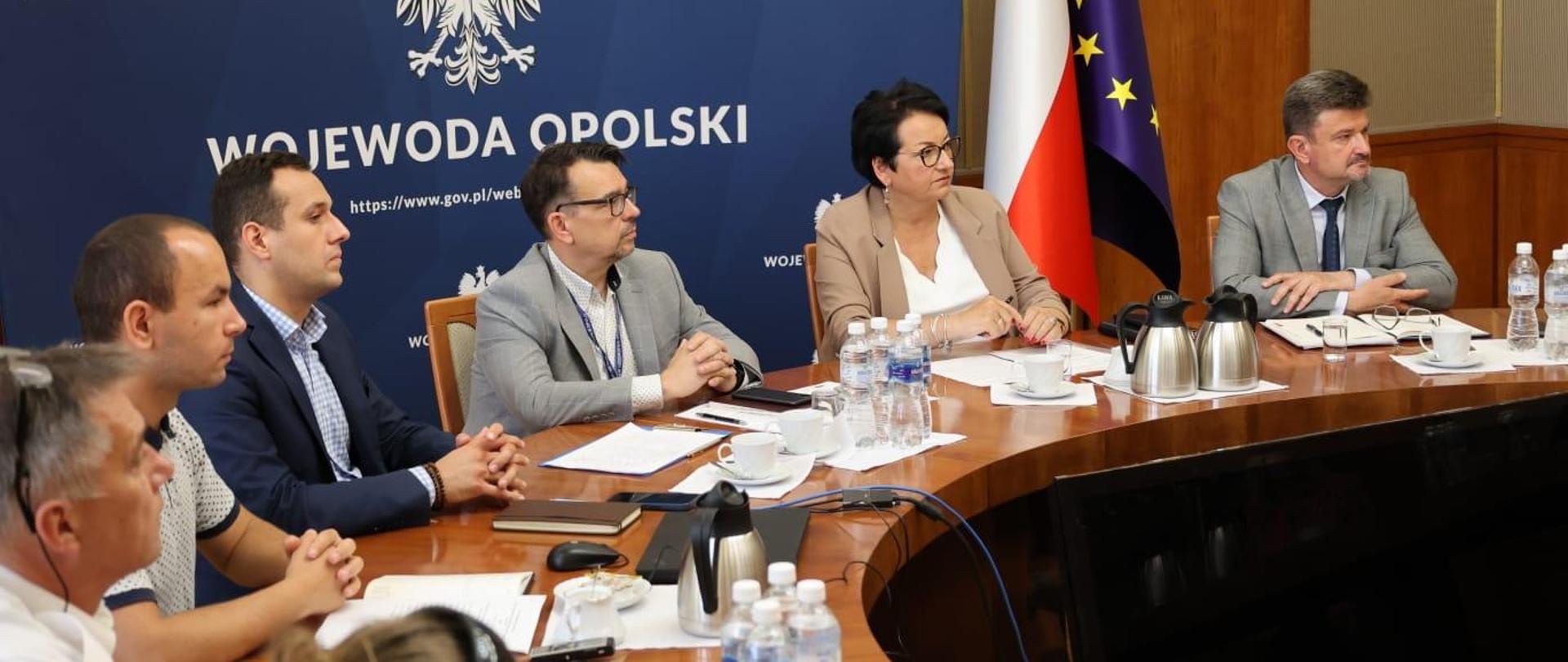 Bezpieczne Wakacje 2024. Uczestnicy posiedzenia Wojewódzkiego Zespołu Zarządzania Kryzysowego zainicjowanego przez Wojewodę Opolskiego Monikę Jurek.