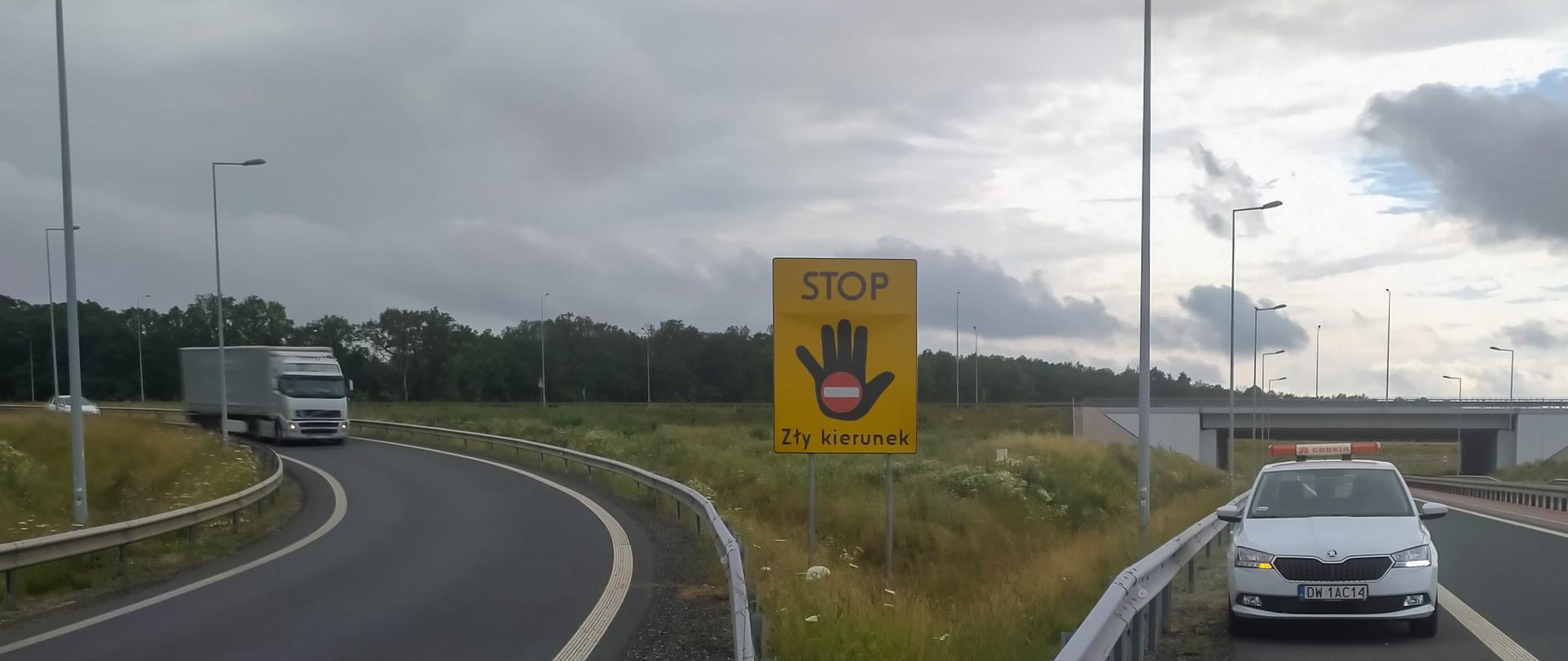 Tablica informacyjna - Stop zły kierunek ustawiona na łącznicy węzła Głogów Południe na S3