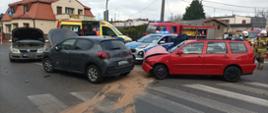 Na zdjęciu widać rozbite pojazdy oraz przedstawicieli służb ratowniczych 