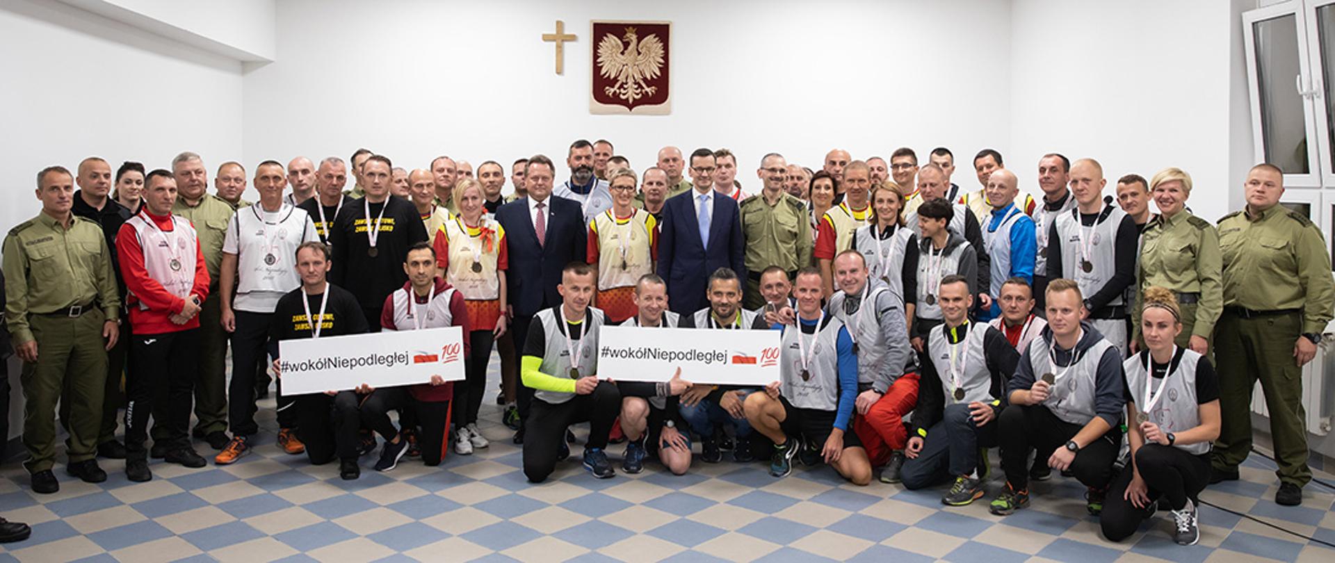 Premier Mateusz Morawiecki i wiceminister Jarosław Zieliński nagrodzili dziś (10 października br.) w Sejnach uczestników biegu „Wokół Niepodległej”