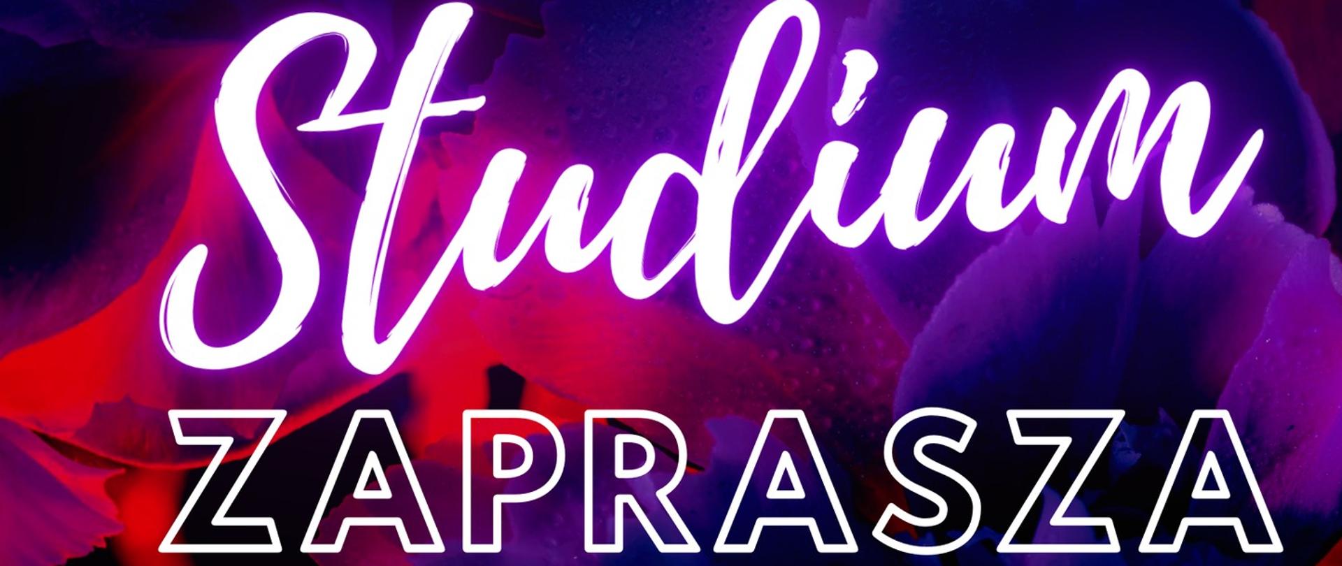 Plakat wydarzenia „Studium zaprasza” organizowanego przez Studium Animatorów Kultury w Kaliszu. Tło stanowią intensywnie kolorowe kwiaty w odcieniach fioletu, czerwieni i różu. Główne napisy: „Studium zaprasza” – 23 kwietnia 2025 r., Miejsko-Gminny Ośrodek Kultury w Raszkowie, ul. Koźmińska 8. W programie: warsztaty taneczne (16:00–17:00) oraz pokazy taneczne i spektakl „(Nie)wystarczająca” (17:30). Wstęp wolny. Logo Studium Animatorów Kultury w Kaliszu i M-GOK w Raszkowie.