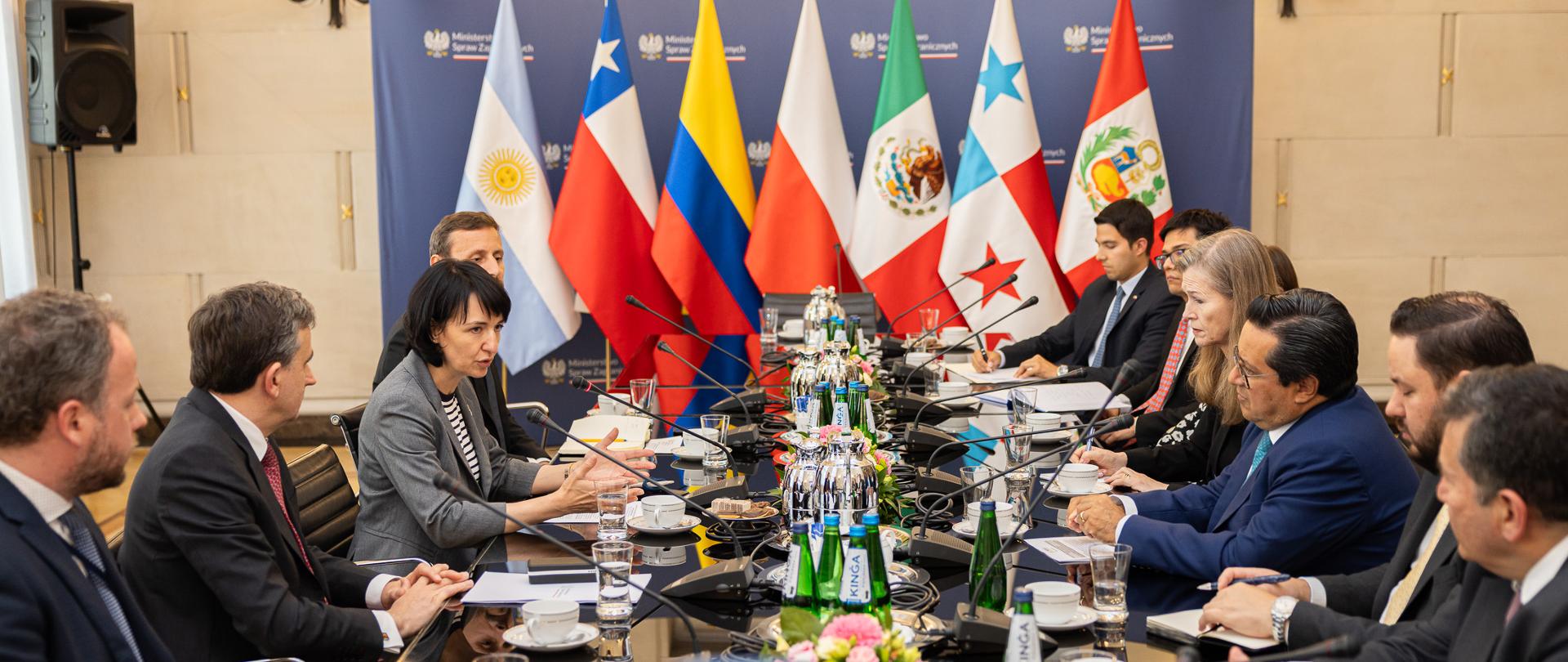 Reunión_con_embajadores_y_cónsules_de_países_latinoamericanos