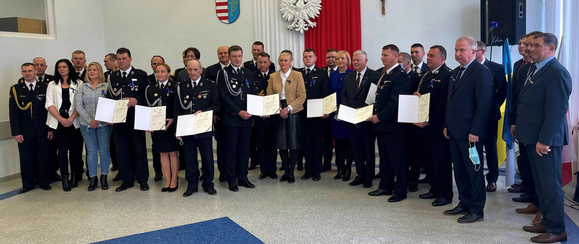 Fotografia przedstawiająca wręczenie promes na nowe pojazdy ratowniczo-gaśnicze wręczane przez Mazowieckiego Komendanta Wojewódzkiego