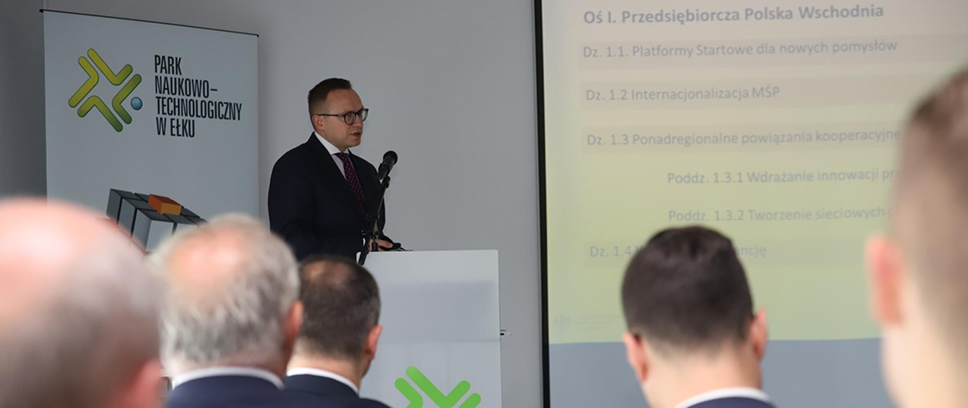 wiceminister Artur Soboń mówi do mikrofonu, za nim napis Przedsiębiorcza Polska Wschodnia - Platformy Startowe