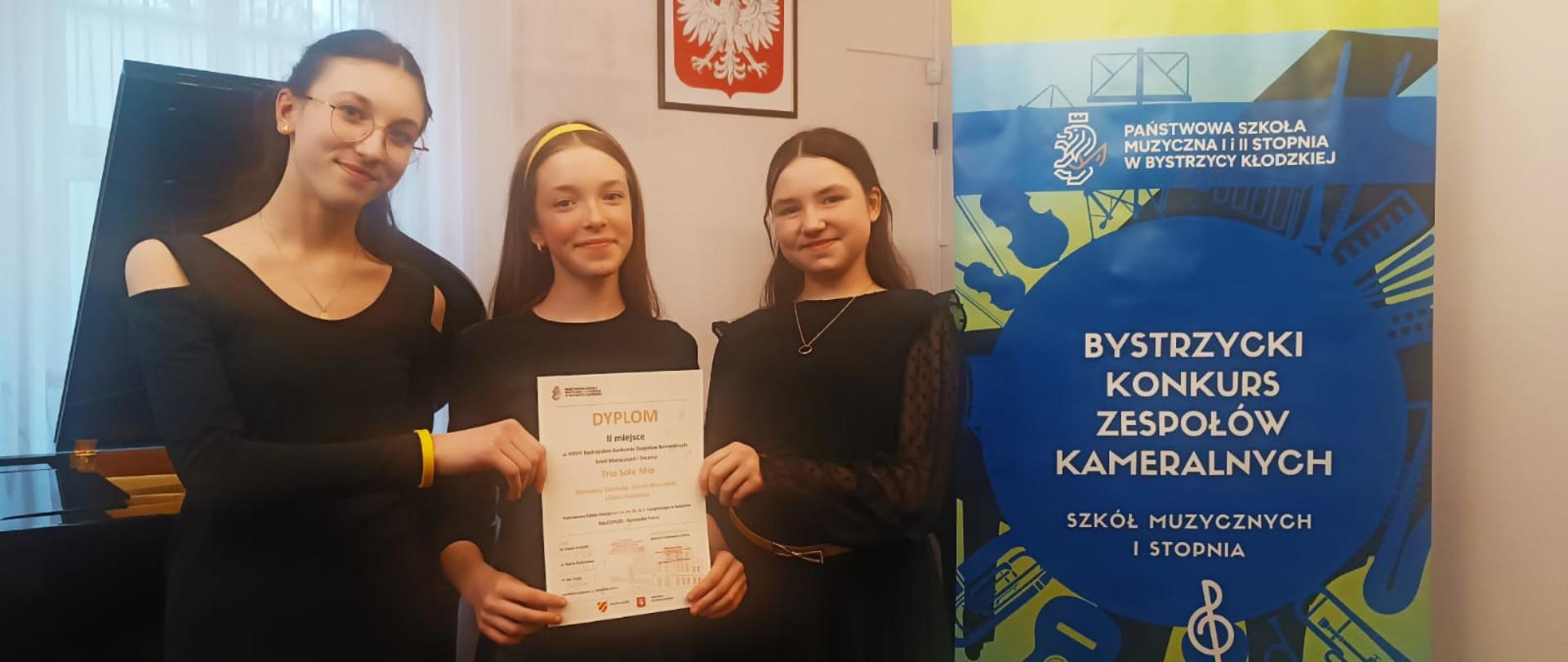 zdjęcie Trio Sole Mio na tle plakatu Bystrzyckiego Konkursu Zespołów Kameralnych