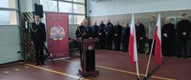 Na zdjęciu widzimy jak strażak przemawia do zebranych gości z podziękowaniami za okazane wsparcie