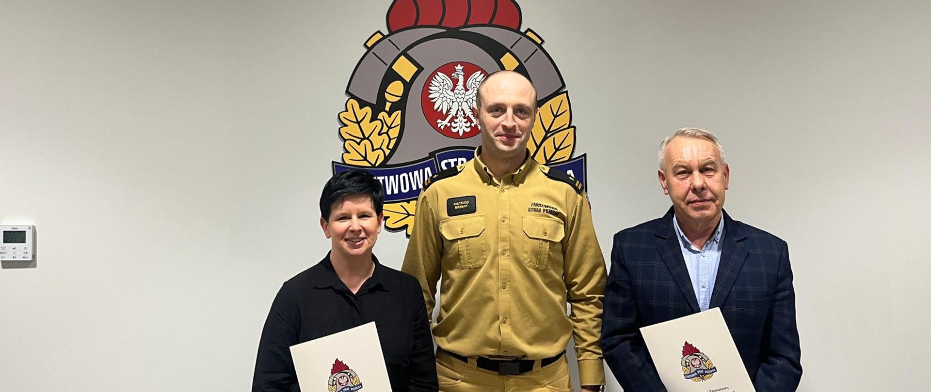 Komendant KP PSP Węgrów z pracownikami cywilnymi komendy