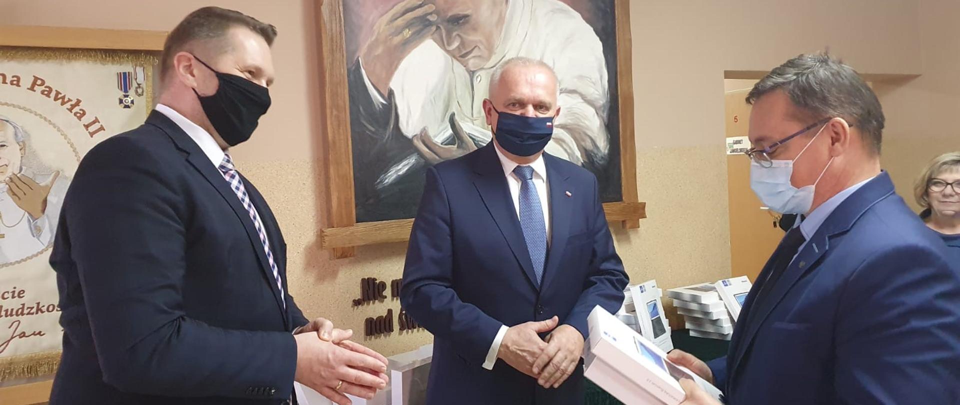 Minister Przemysław Czarnek przekazuje placówkom Szkolne Pakiety Multimedialne oraz tablice interaktywne. 