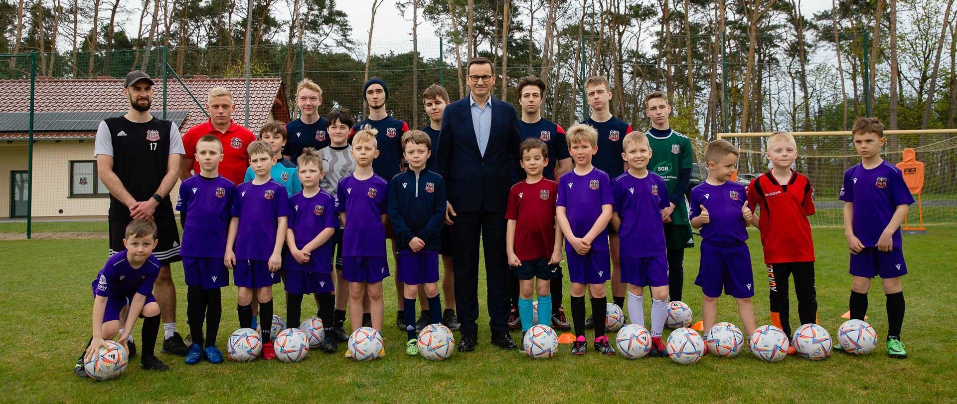 Premier Mateusz Morawiecki podczas wizyty inwestycji sportowej w Pszczewie.