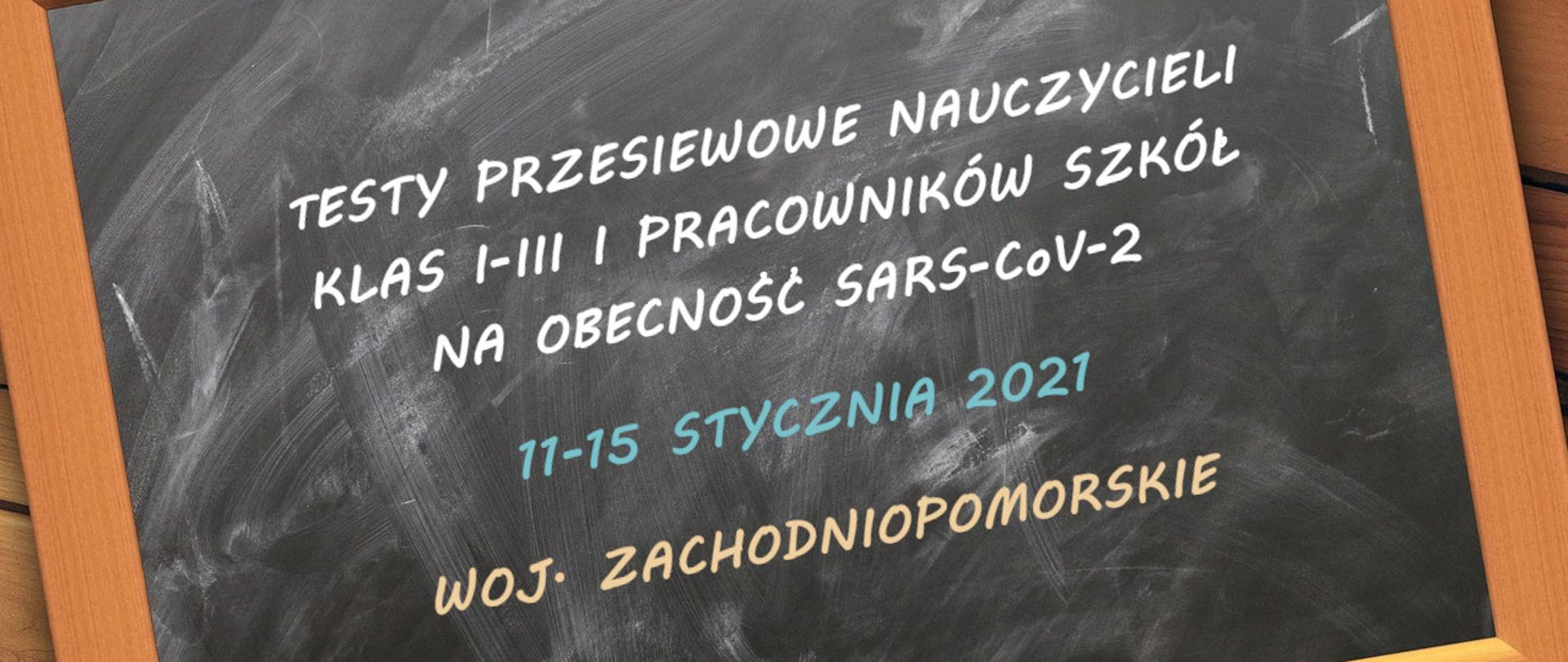 Na zdjęciu przechylona tablica z napisami: Testy przesiewowe nauczycieli klas I-III i pracowników szkół na obecność SARS-CoV-2 / 11-15 stycznia 2021 / woj. zachodniopomorskie