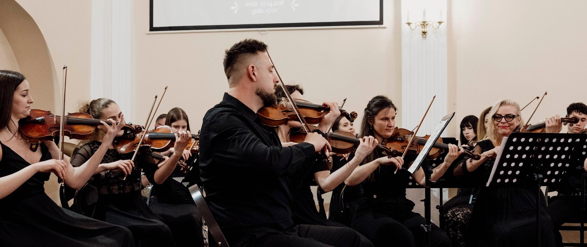 Występ artystów na scenie w sali koncertowej podczas Koncertu Świątecznie - symfonicznie. Lublinieccy artyści klasycznie w Państwowej Szkole Muzycznej I stopnia w Lublińcu