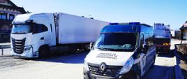 Pojazd członowy skontrolowany przez funkcjonariuszy małopolskiej Inspekcji Transportu Drogowego. Po lewej zatrzymana ciężarówka, po prawej inspekcyjny furgon.