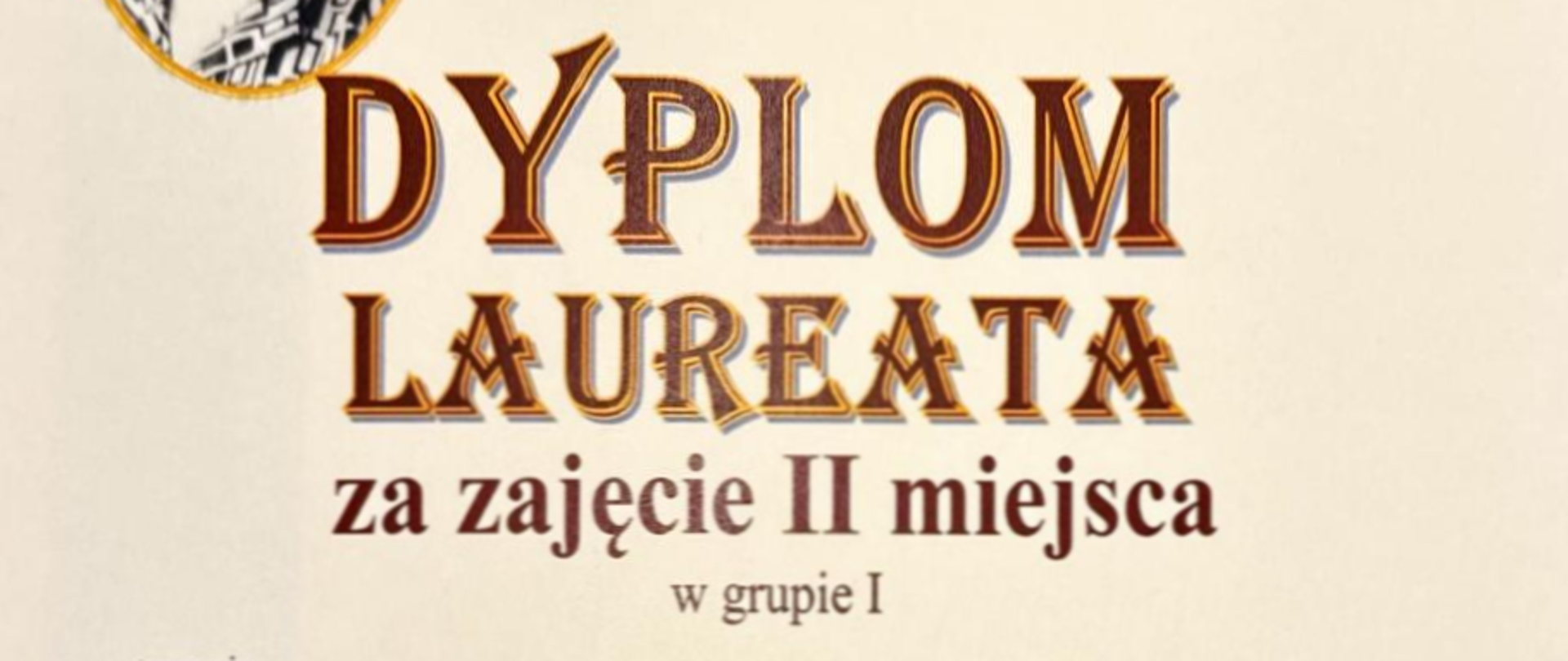 Na dyplomie widoczna jest ozdobna grafika z utrzymaną w złoto-brązowej kolorystyce, elegancką typografią tytułu i nagłówków. Po lewej stronie znajduje się owalna, czarno-biała fotografia Marii Stankowej w klasycznej ramce. W prawym górnym rogu umieszczono kolorowe logo szkoły muzycznej, a całość ma układ oficjalnego dokumentu z podpisami i pieczęciami.