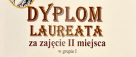 Na dyplomie widoczna jest ozdobna grafika z utrzymaną w złoto-brązowej kolorystyce, elegancką typografią tytułu i nagłówków. 