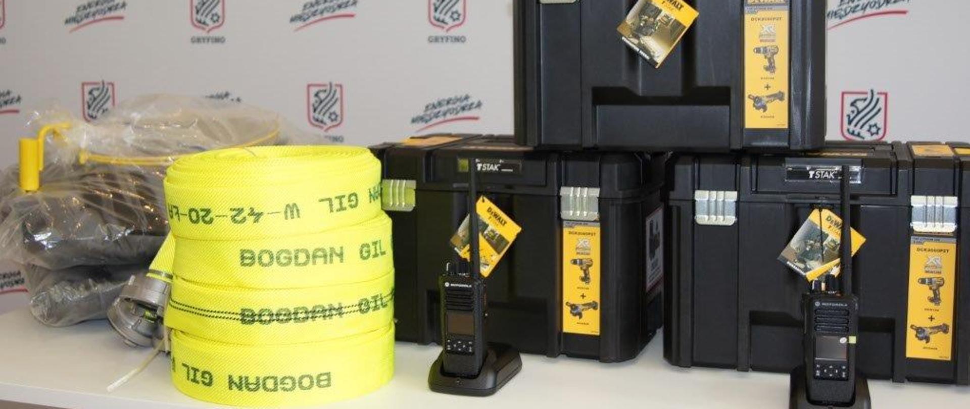 Zdjęcie przedstawia wyposażenie, które zostało przekazane OSP z Gminy Gryfino