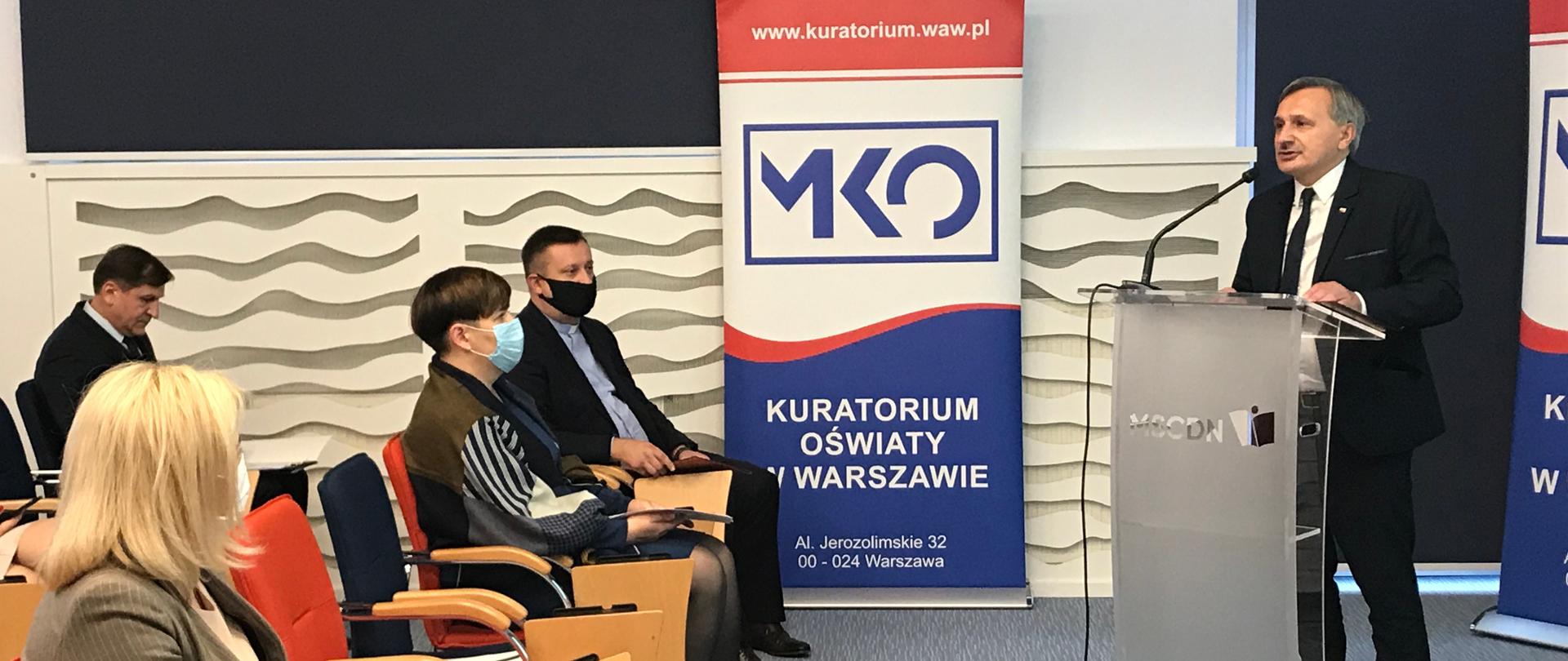  wiceminister edukacji Maciej Kopeć przemawia zza mównicy do uczestników spotkania