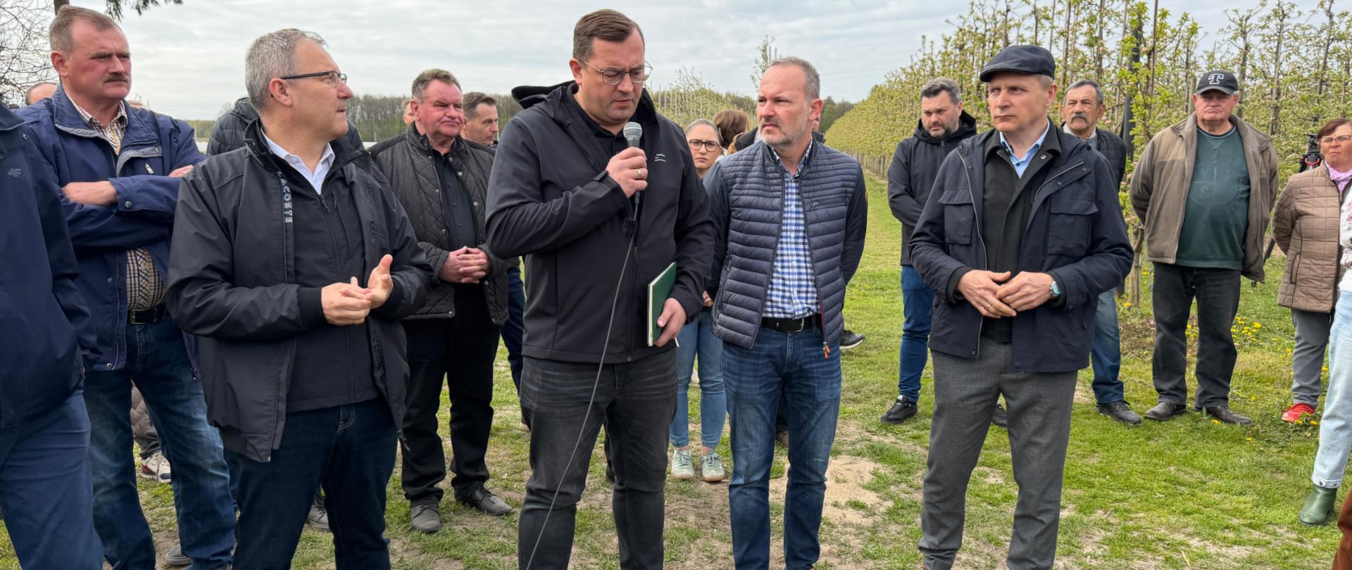 Rządowa delegacja pod przewodnictwem Ministra Rolnictwa i Rozwoju Wsi Stefana Krajewskiego w sprawie przymrozków i szkód w polskich sadach. Członkiem delegacji był także Dyrektor Generalny Krajowego Ośrodka Wsparcia Rolnictwa Henryk Smolarz.