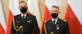 Komendant Powiatowy PSP w Cieszynie st. bryg. Damian Legierski oraz odznaczony ogn. Adam Bielesz
