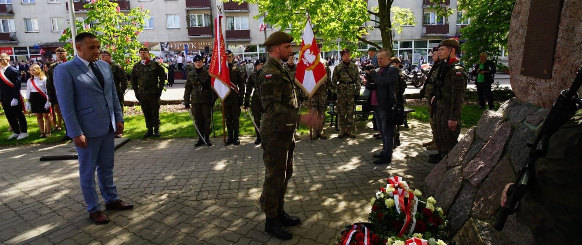 Na zdjęciu widać kobiety i mężczyzn