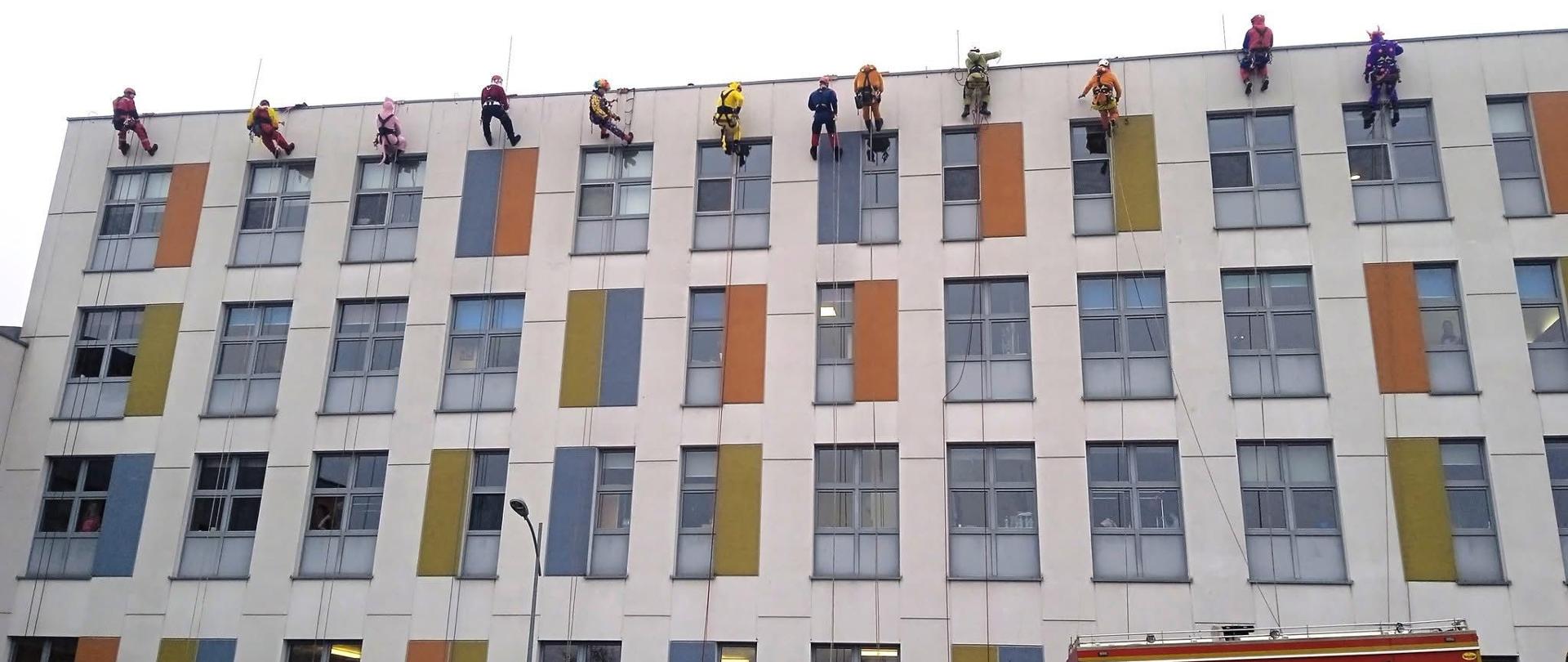 Strażacy z JRG2 zapukali do okien Wojewódzkiego Specjalistycznego Szpitala Dziecięcego w Olsztynie. 