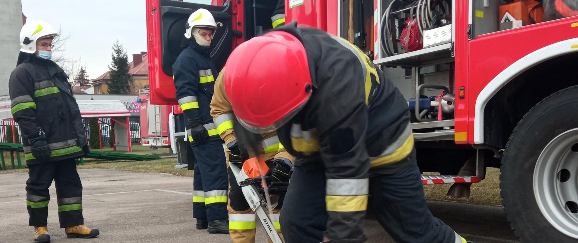 Egzamin kończący szkolenie podstawowe dla strażaków ratowników ochotniczych straży pożarnych z terenu powiatu ostrowieckiego