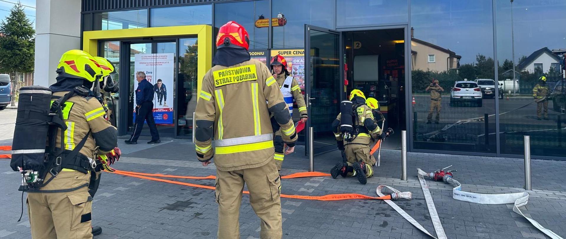 Ćwiczenia na obiekcie sklepu Biedronka