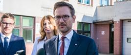 Na zdjęciu minister Waldemar Buda udzielający wypowiedzi dla mediów. 