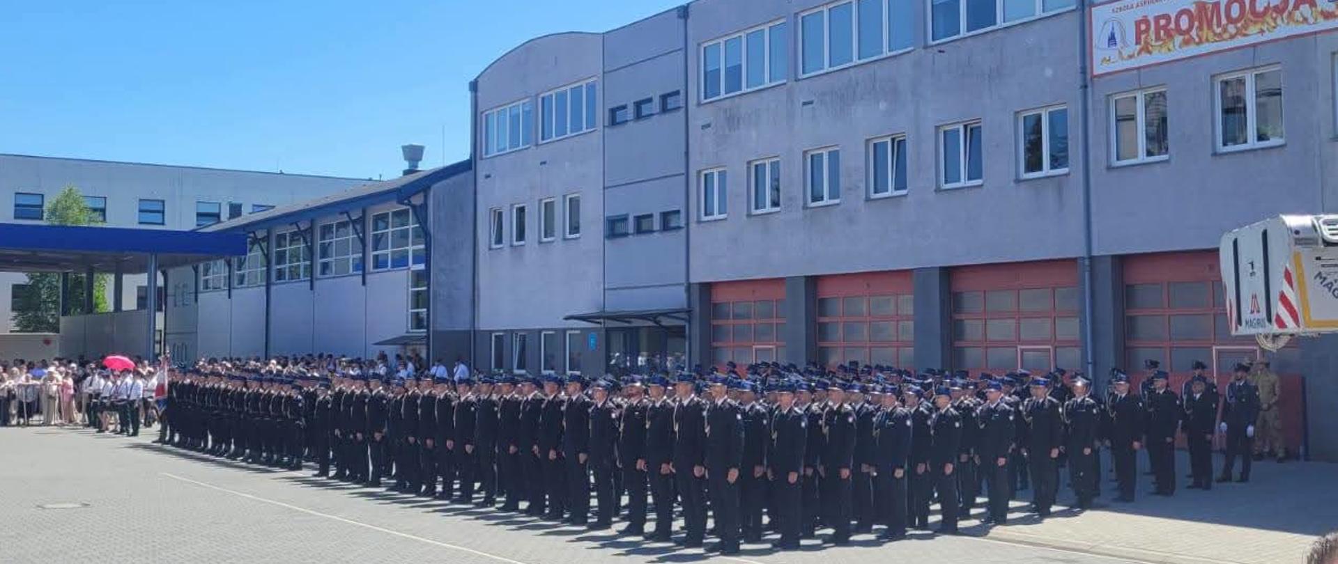 Na zdjęciu pododziały promowanych na pierwszy stopień aspirancki. Funkcjonariusze ubrani w mundury galowe 