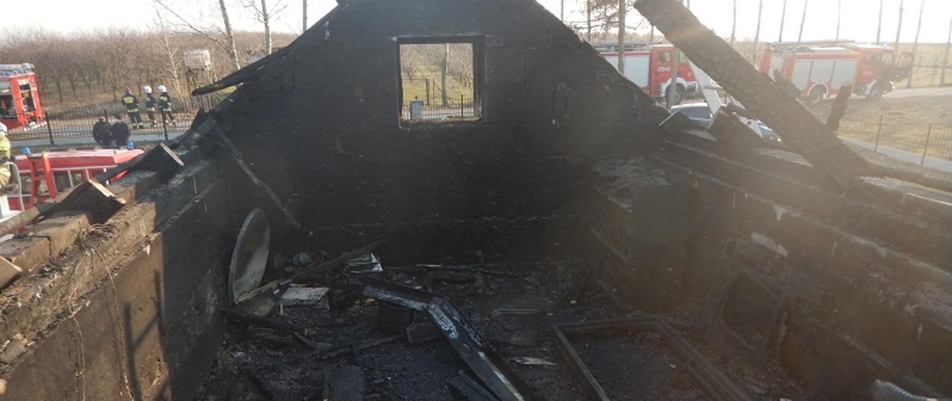 Zdjęcie przedstawia spalone poddasze budynku mieszkalnego