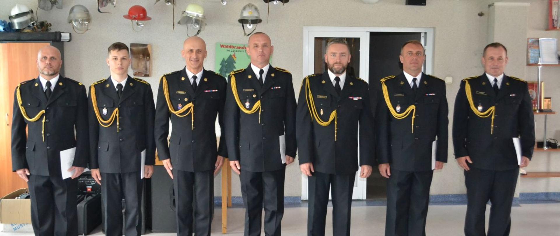 Na zdjęciu widoczni są strażacy, którzy otrzymali wyróżnienie w czasie uroczystości z Komendantem i Zastępcą Komendanta Powiatowego PSP w Żarach. 