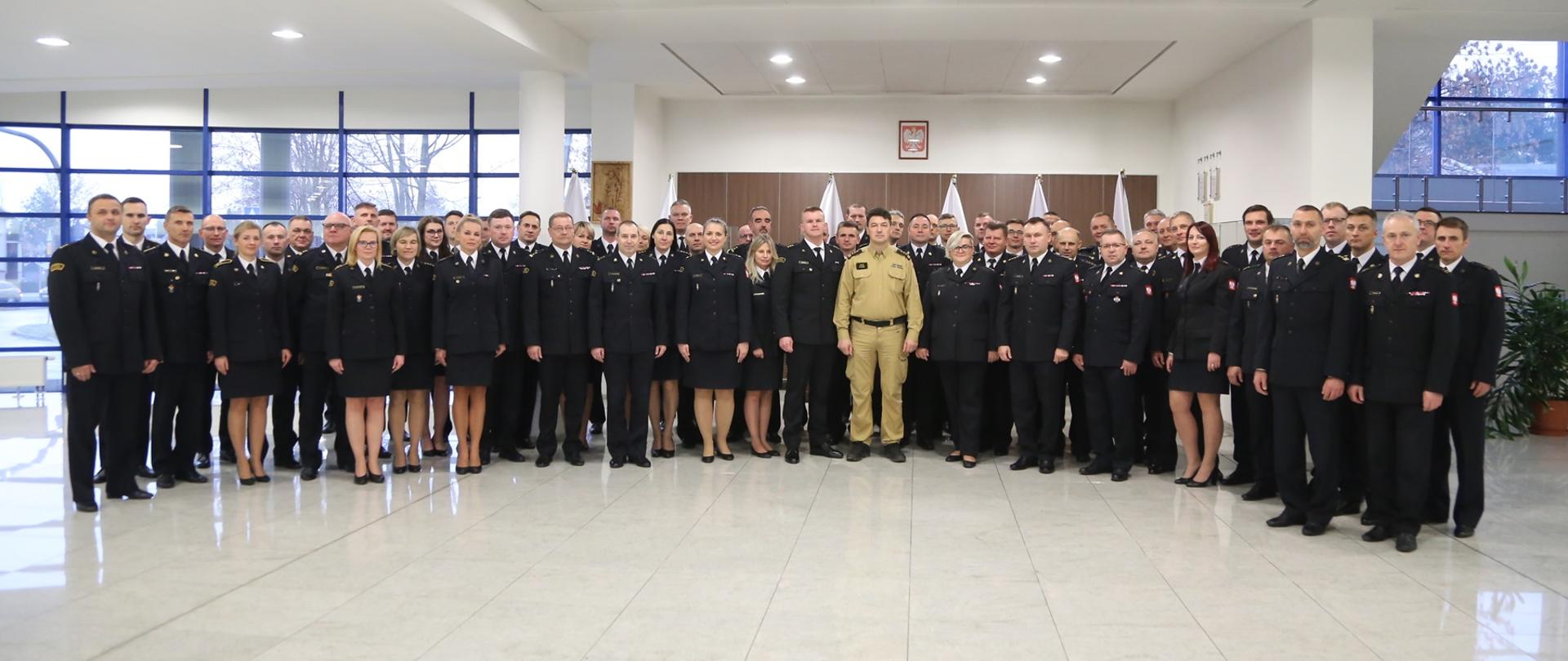 Grupowe zdjęcie uczestników narady w towarzystwie Komendanta Centralnej Szkoły PSP