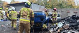 Strażacy ratownicy Ochotniczych Straży Pożarnych podczas szkolenia kierujących działaniem ratowniczym ćwiczą techniki ratownictwa technicznego, w tym uwalnianie osób z pojazdów po wypadkach drogowych.